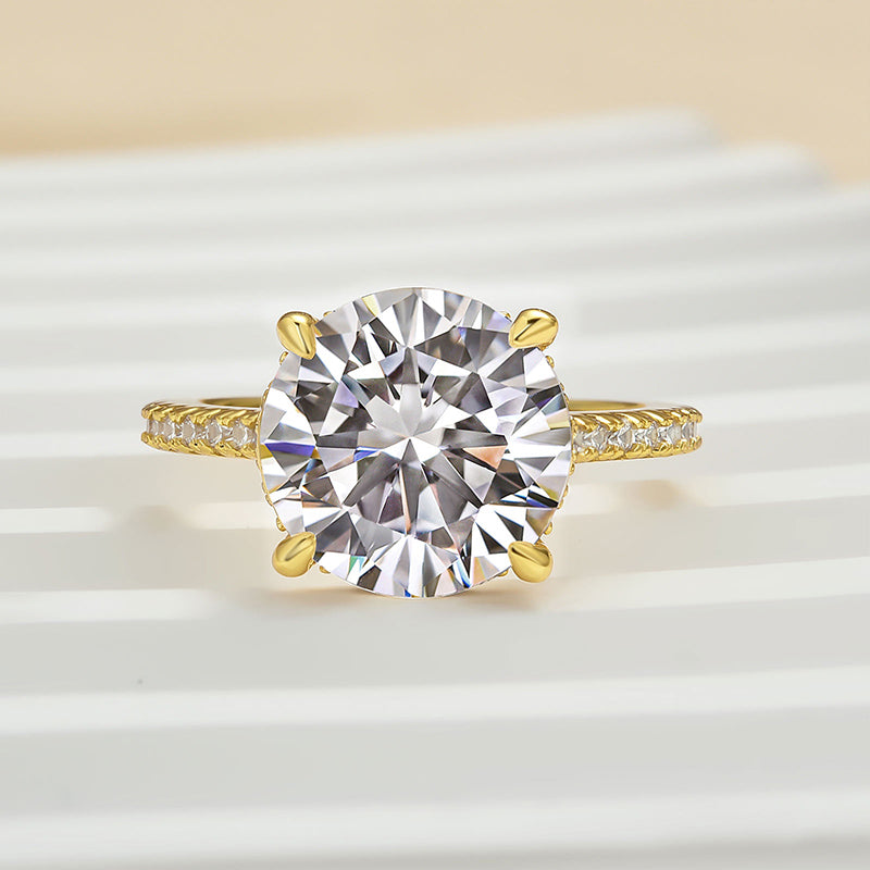 Luxurious Round Cut 4 Prong Engagement Ring For Women In Sterling Silver