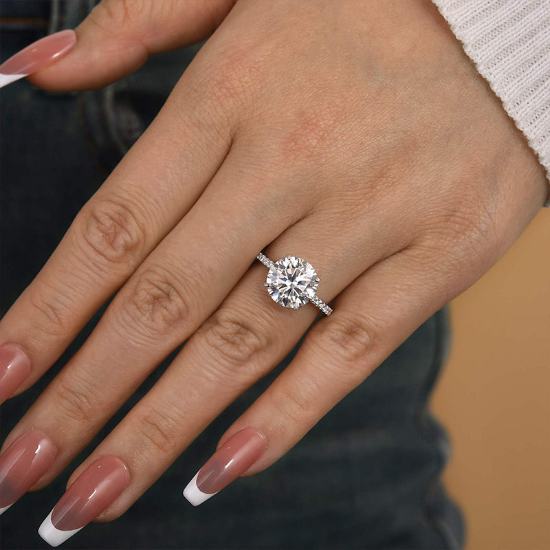 Luxurious Round Cut 4 Prong Engagement Ring For Women In Sterling Silver